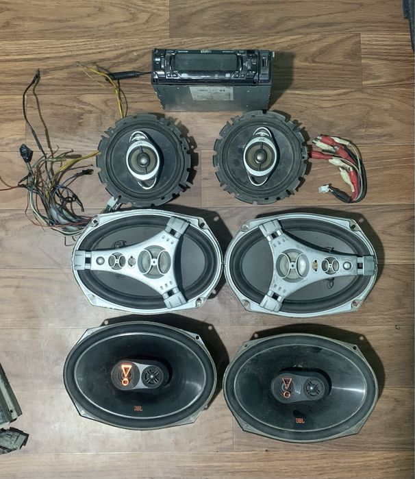 Комплект автозвука:магнитолла и 6 колонок