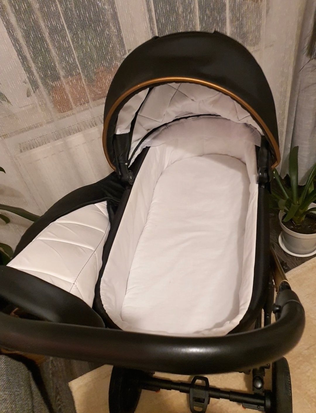Carucior Paradise Baby din piele neagra cu detalii aurii