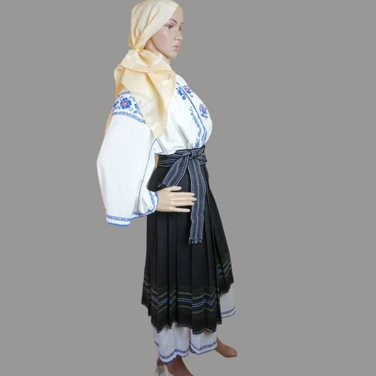 Costum popular  vechi si autentic pentru femei  masura M