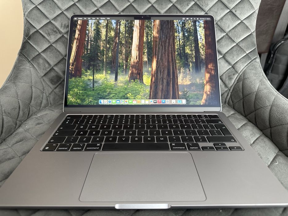 Macbook Air M2, 8GB RAM, 512GB SSD - 11 cicluri de incarcare impecabil