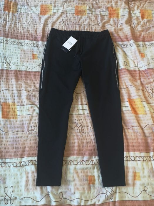 Pantaloni trening  negri cu fermoare .