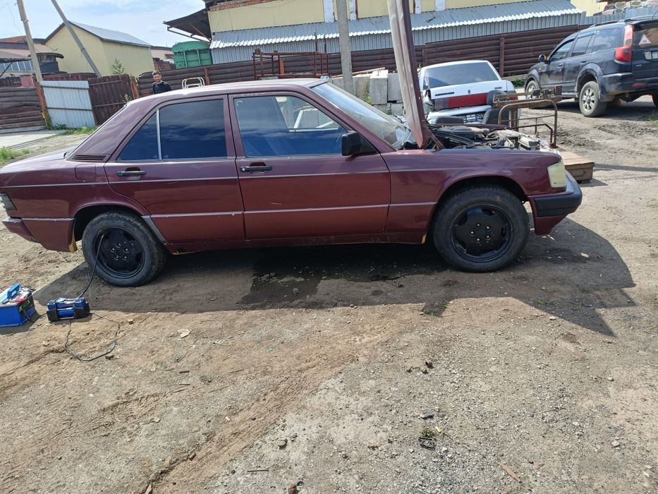 Продам по запчастям Мерседес 190 есть проктический все