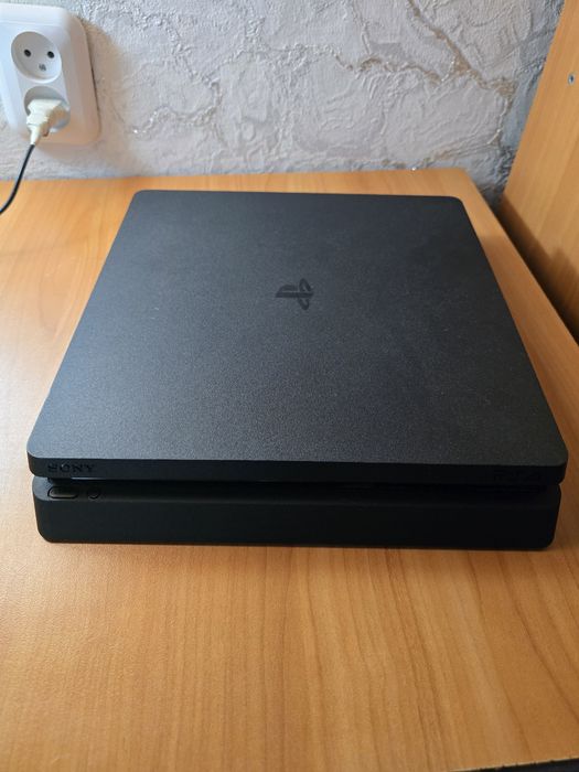 PS4 Slim 1 TB + 3 геймпада + годовая Deluxe подписка