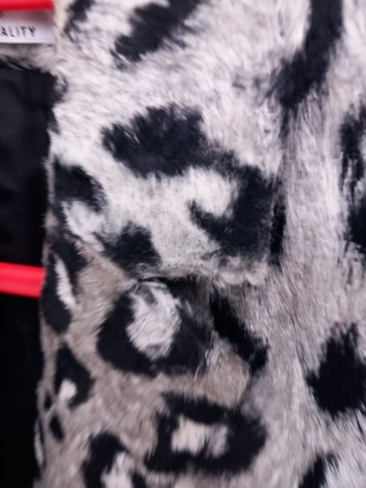 Vând sacou animal print