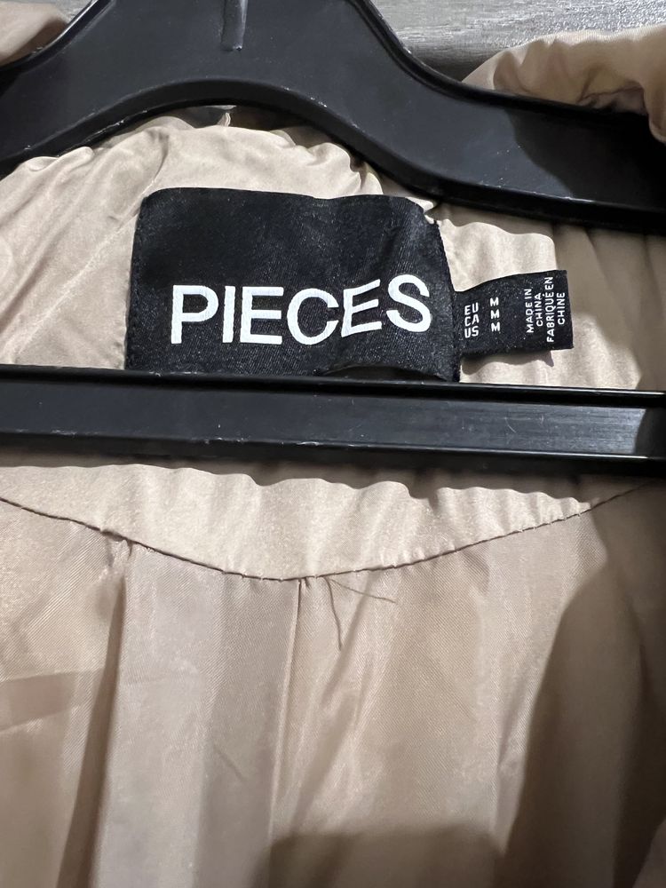 Продавам дамско яке Pieces