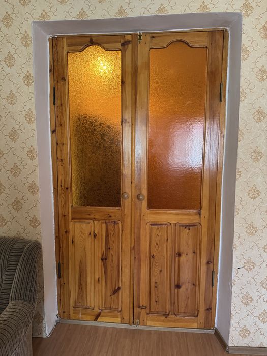 Продам межкомнатные двери из натурального дерева полностью