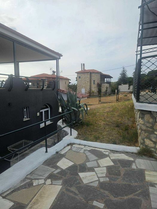 Триетажна къща в Кариани