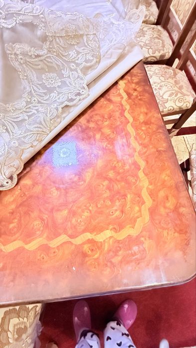 Ishlatilgan stol va 12stul, holati ideal.