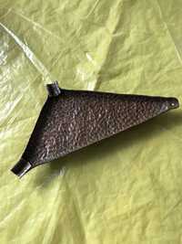 МЕДЕН пепелник с триъгълна форма с размери:25/20/13 см