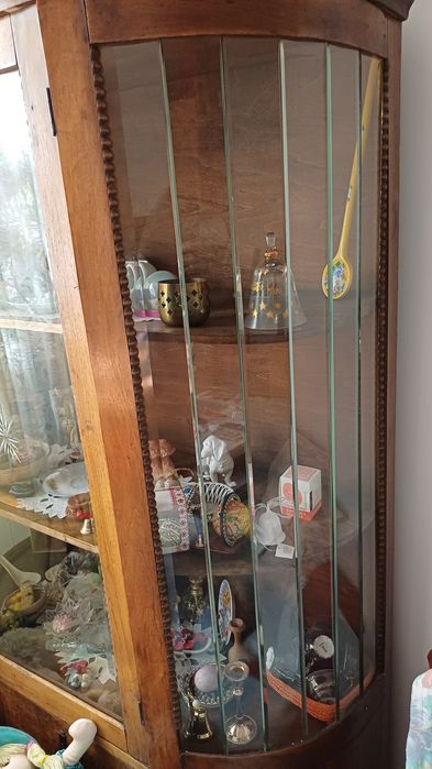 Vitrina si bufet set vintage in stare buna. Oferite gratuit.