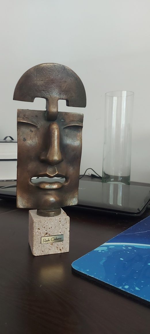 Sculptură din bronz pe soclu de piatră, sculptor Radu Ciobanu