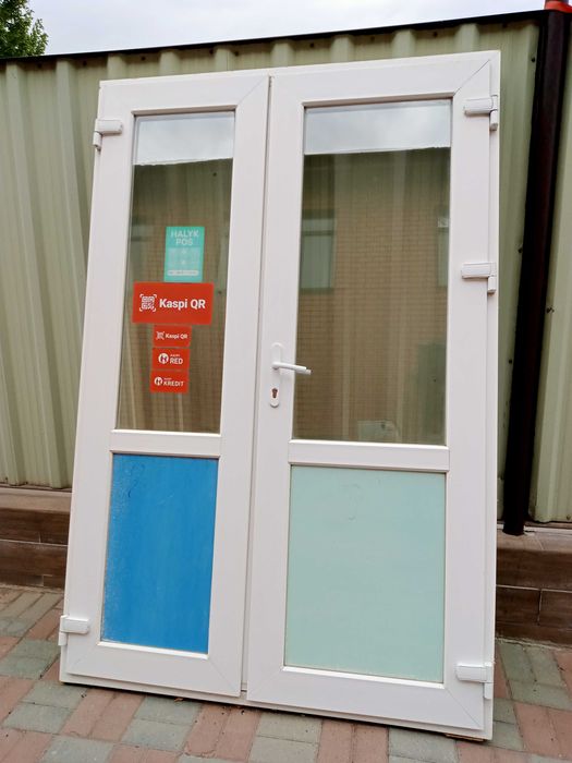 Продам пластиковую 2-х створчетую входную дверь