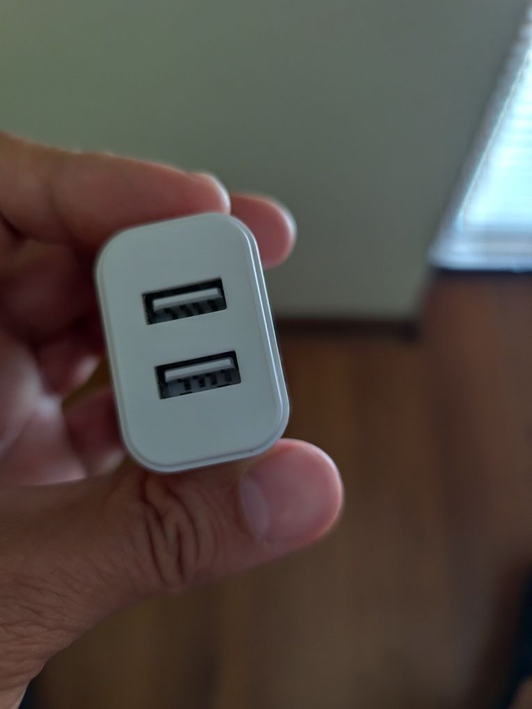 Зарядно устройство с два порта USB
