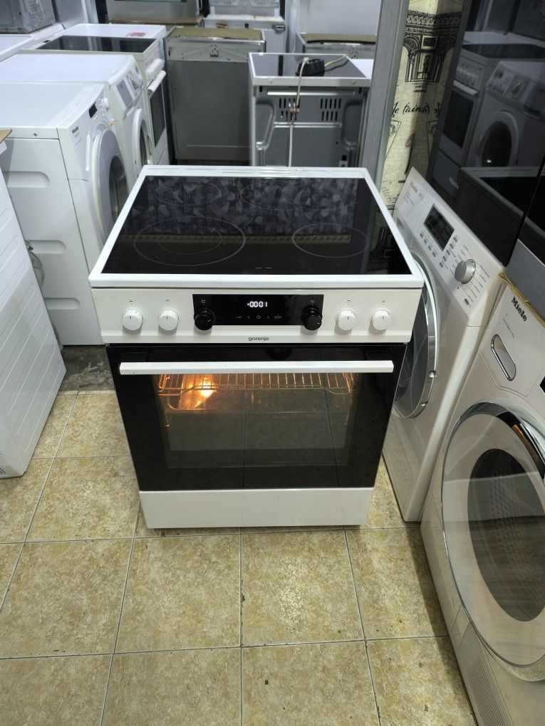 Свободнстояща печка с керамичен плот Gorenje
