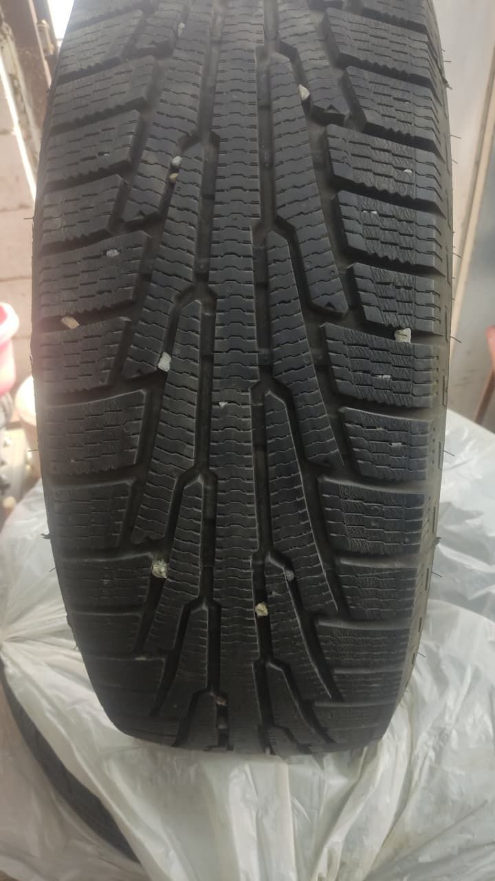 Продам зимние шины Nokian Nordman RS2, размер 235/65 R17
