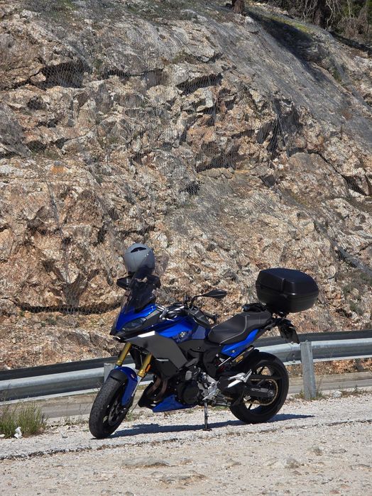 BMW F900 XR 2023 – Te ține lipit de șa mai bine decât fostul/fosta!