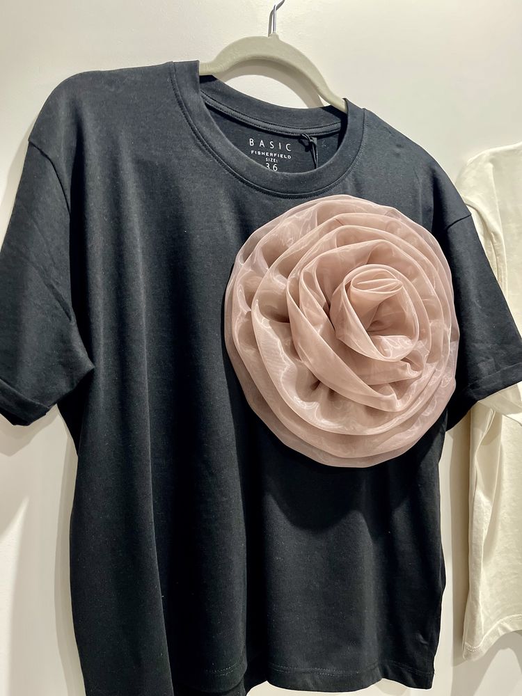 Нежна овърсайз тениска с мека и изящна роза