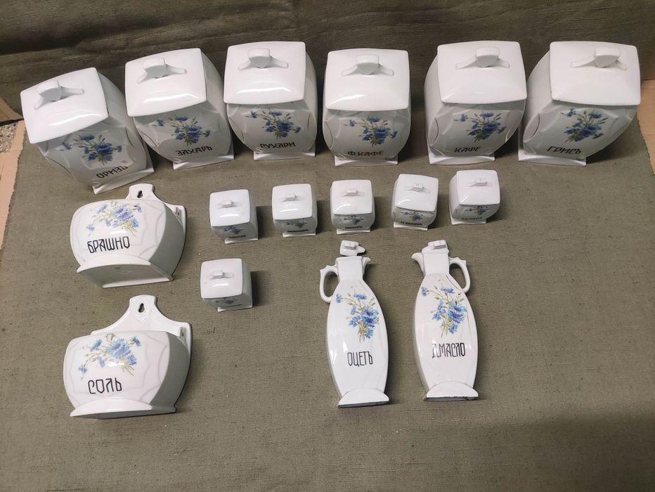 Продавам царски порцеланов сервиз за подправки EPIAG  D.F. 
Не особени