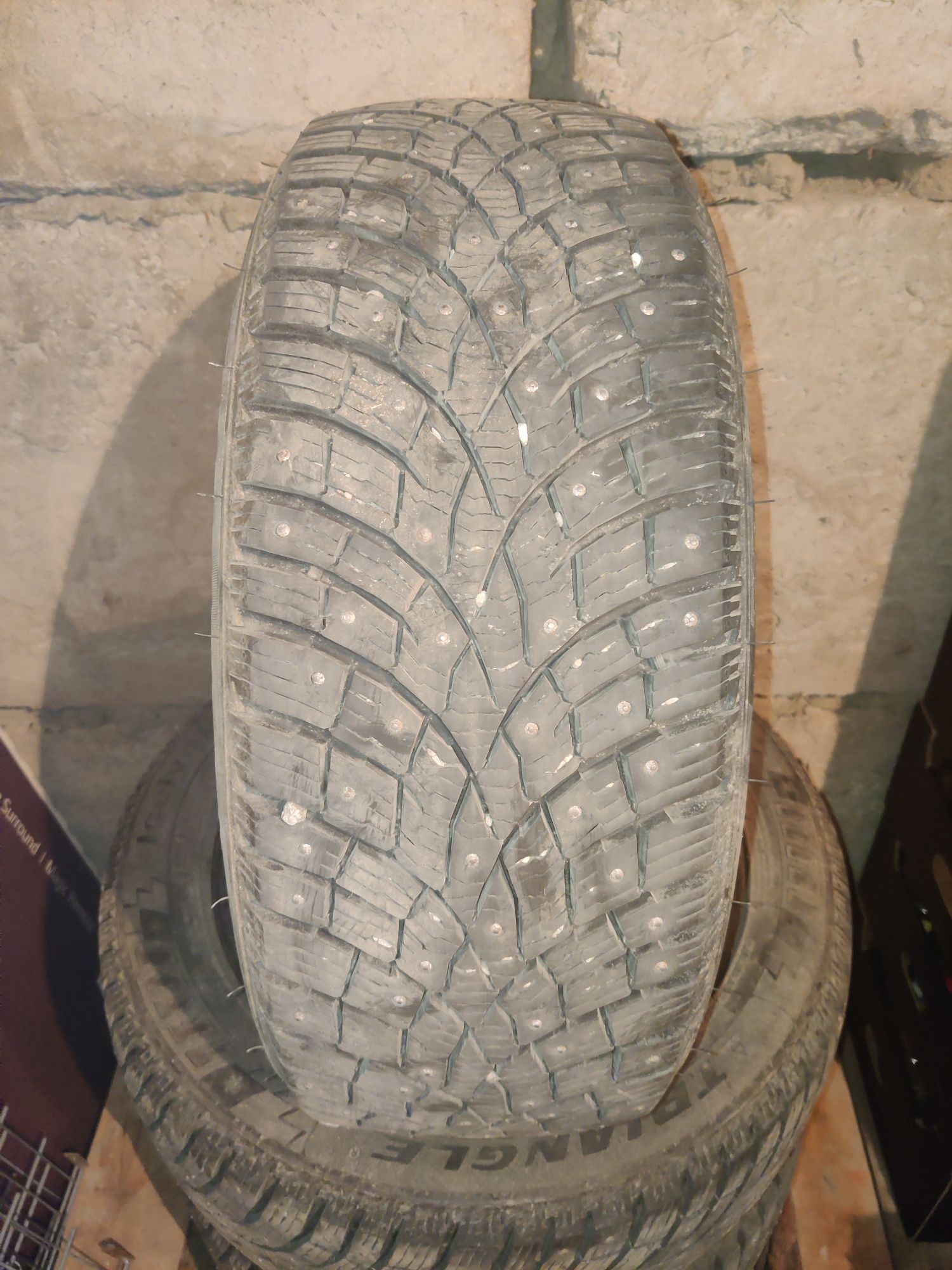 Продам шины зимние Triangle R16/215/55