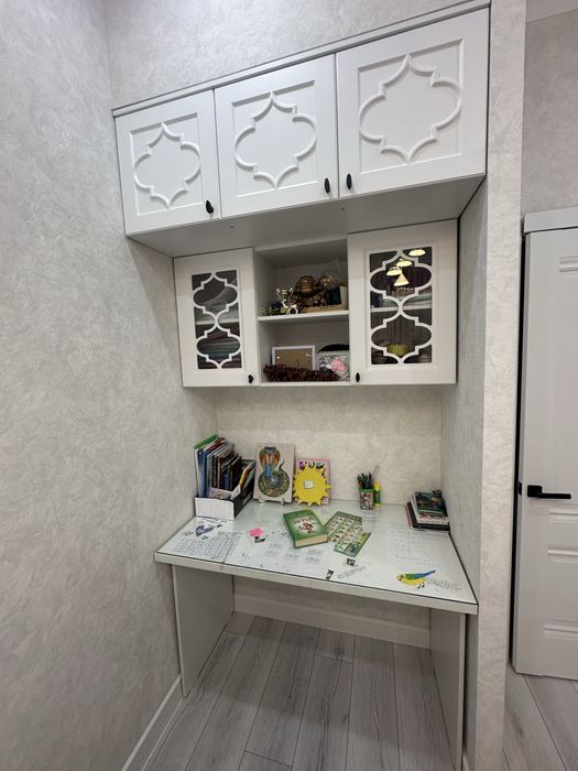 Книжный шкаф и письменный стол