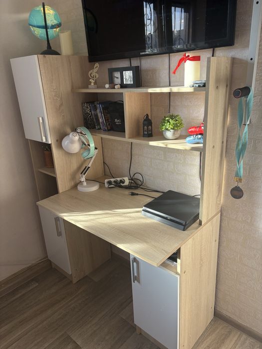 Компьютерный стол со шкафами и полками.