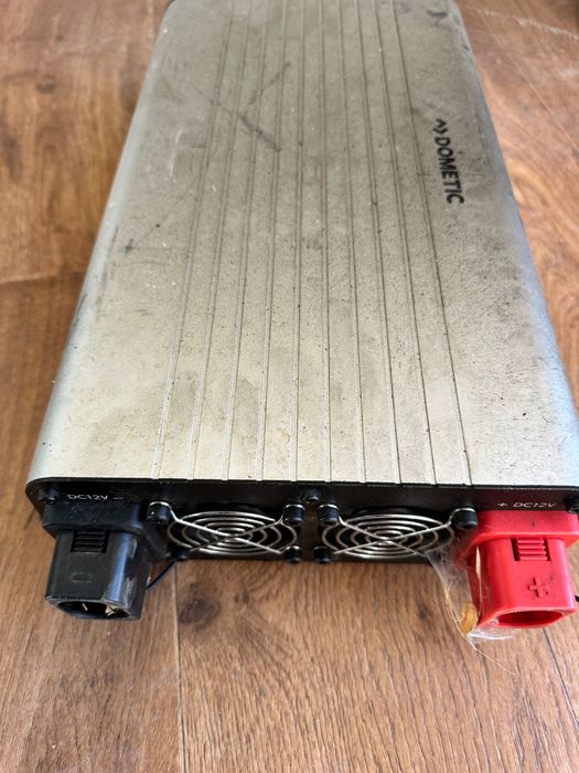 Инвертор 12/220v 2000W употребяван