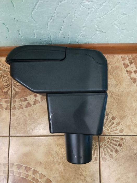 Подлокотник в авто универсальный