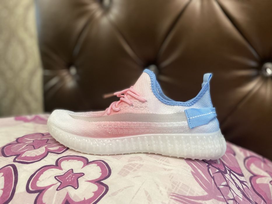 Продам новые женские кроссовки