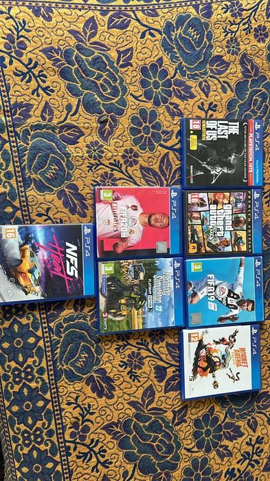 Vând ps4 cu 10 jocuri