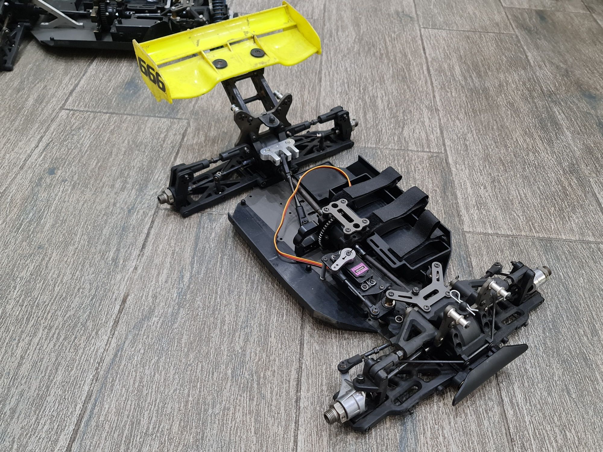 Ofna lx one buggy два броя бъгита 1/8 шасита с резервни части