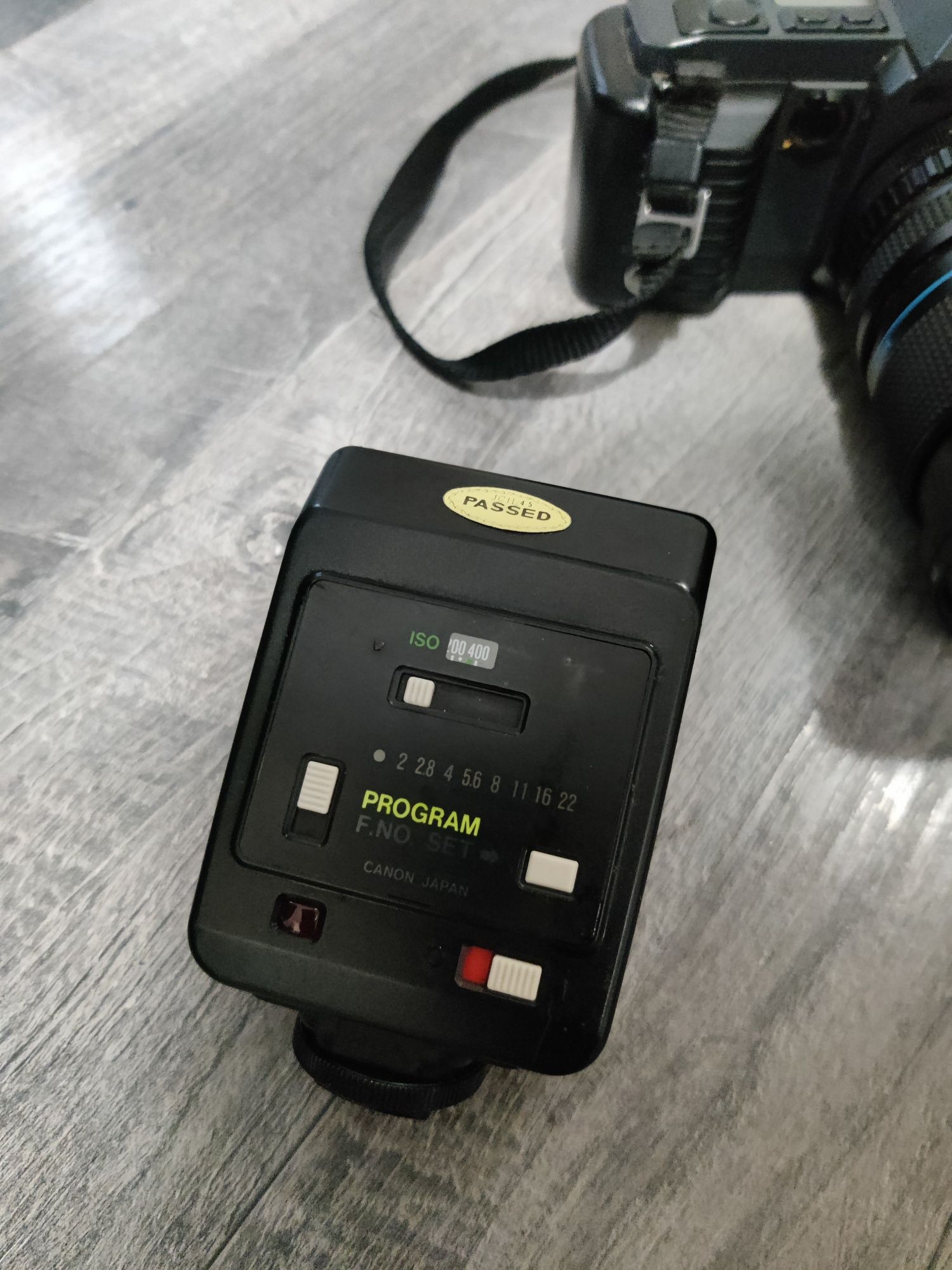 Canon T70 с 2 обектива, светкавица и чанта