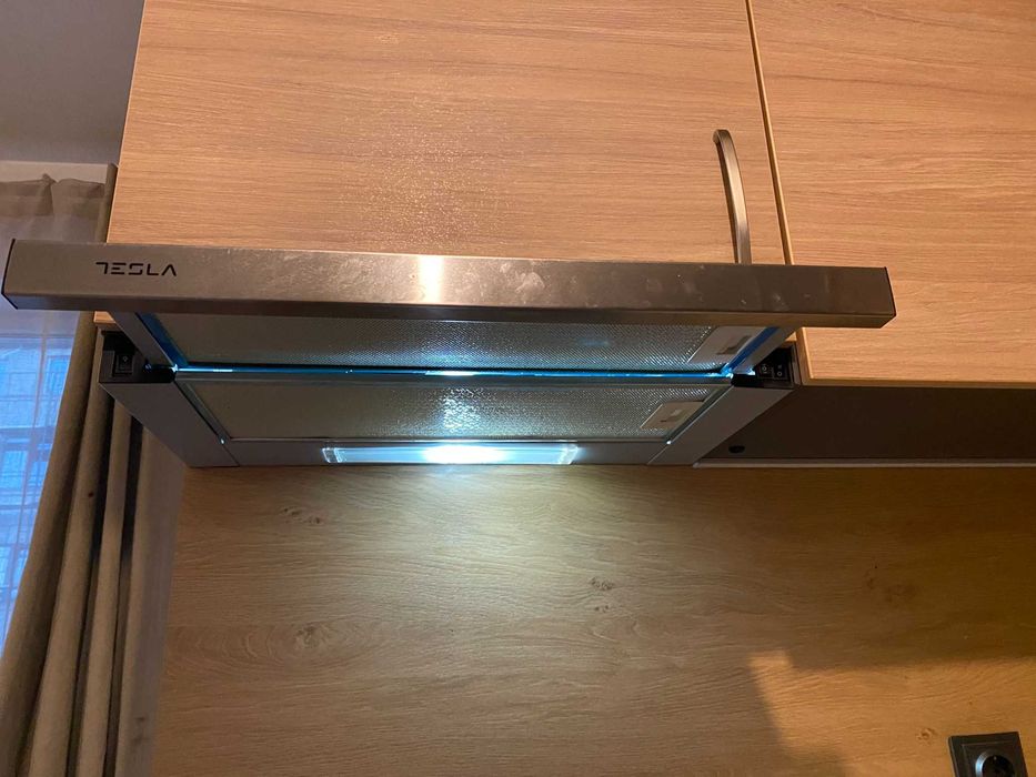 Кухня в цвят графит и натурално дърво