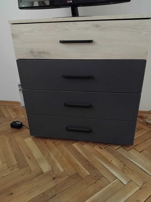 Продавам нов шкаф-скрин с 4 чекмеджета