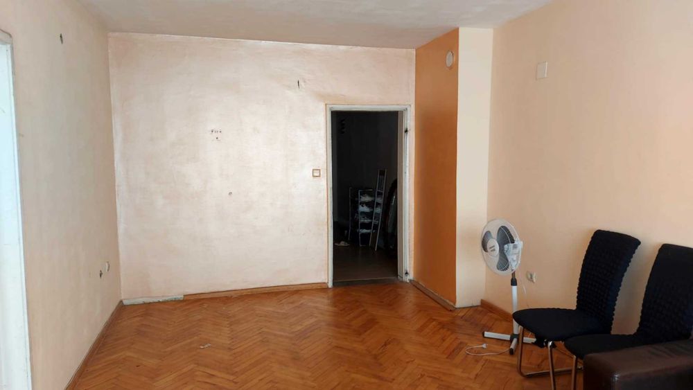 Продава се тристаен апартaмент в кв. Любен Каравелов с възможен бартер