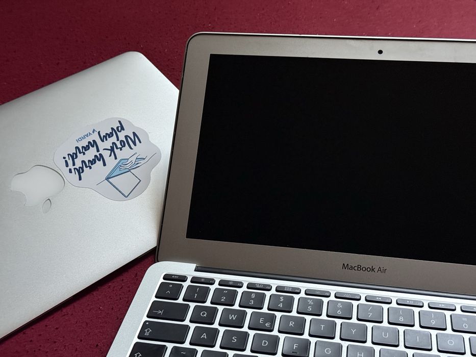 Vând Macbook Air 11-inch Early 2014 FULL BOX