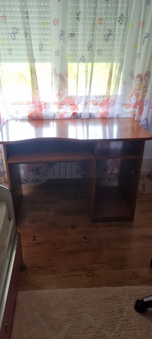 Vand birou culoarea ciresului