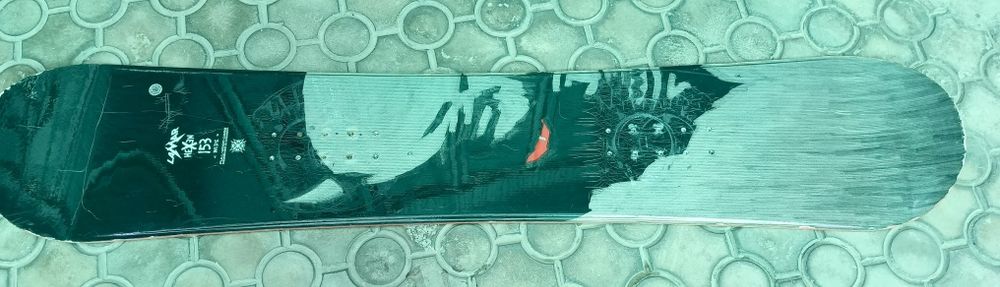 Сноуборд б/у в хорошем состоянии сапоги 42 размер