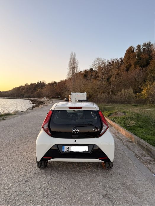 Продавам Тойота Айго / Toyota Aygo / 17к км Navi и камера за задно виж