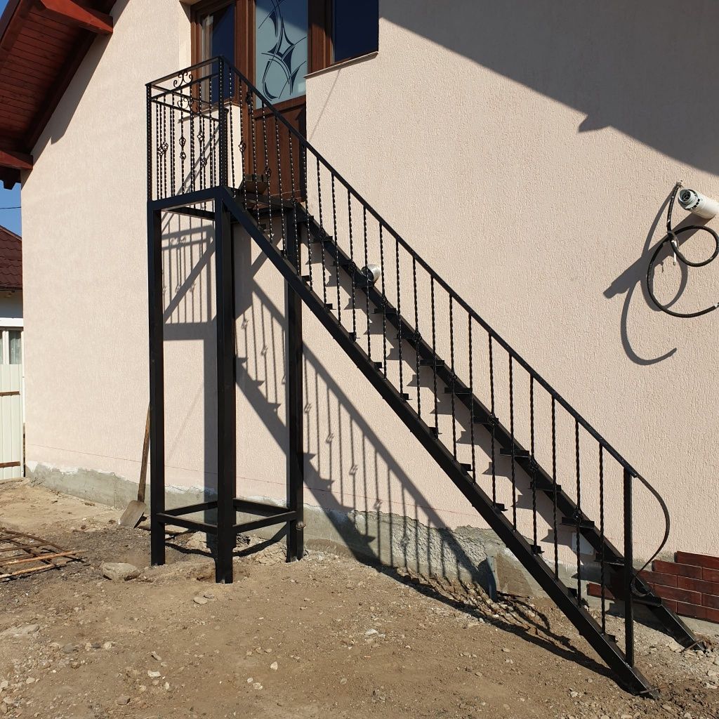 Vând scară din fier forjat cu trepte din lemn.semi rotund sau pe drept
