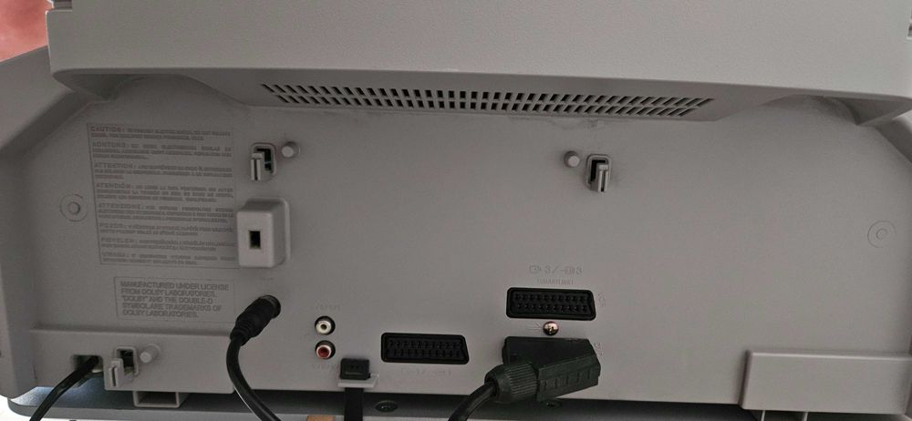 TV Sony CRT, diagonala 81 cm (32 inch).