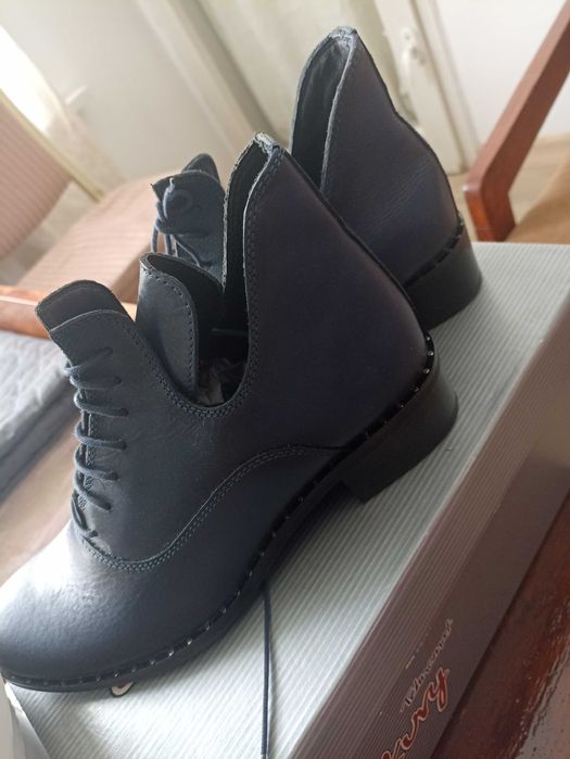 Дамски елегантни тъмносини обувки с ток