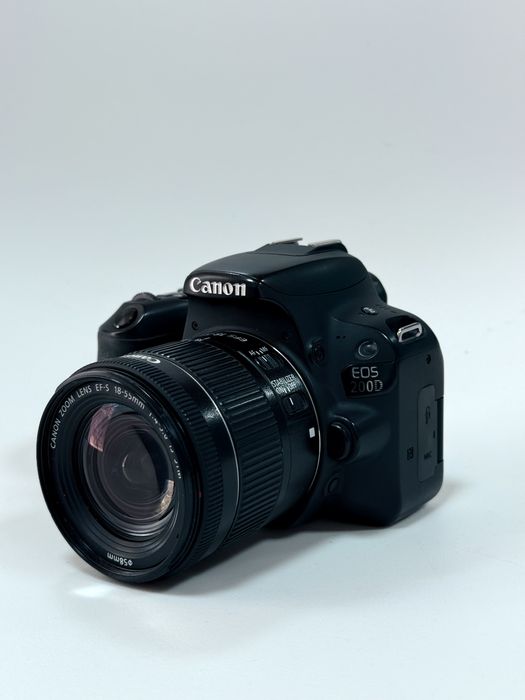 Фотокамера Canon EOS 200d