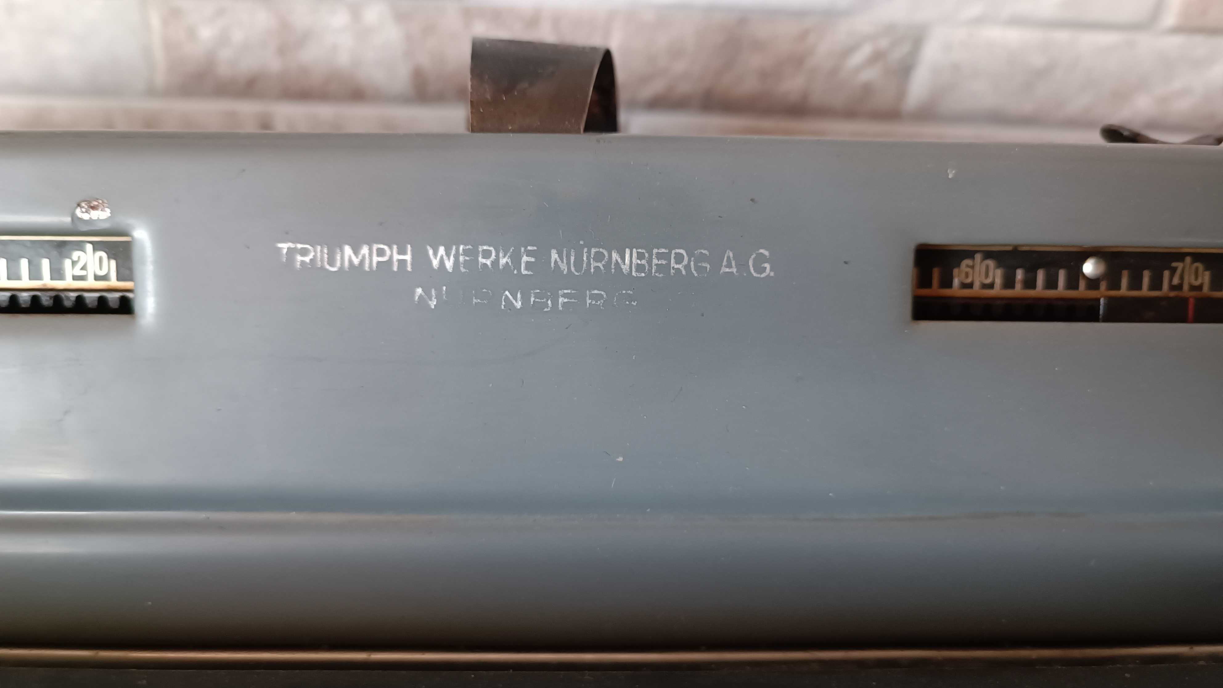 Стара пишеща машина TRIUMPH STANDART 12 - Made in Germany - 1940 год.