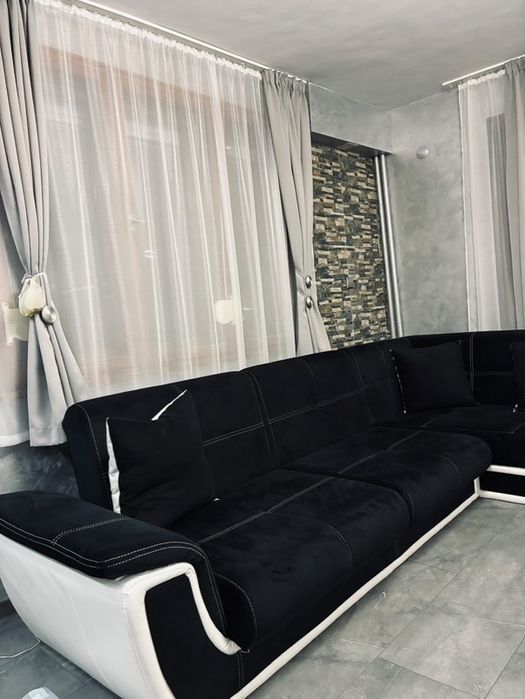 Диван отдолу има място и се разпъва и става по - голям