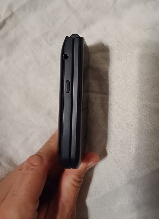 Nokia flip cu taste, căști si încărcător
