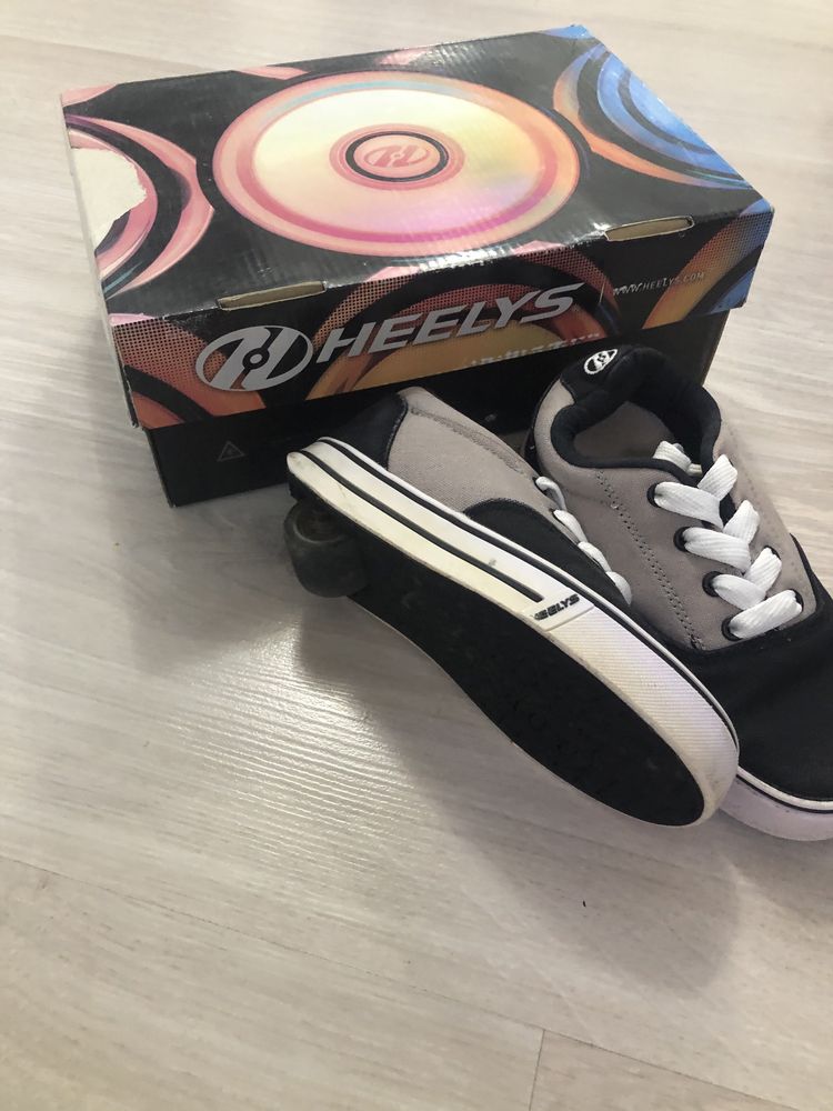 Продаются оригинальная пара детской обуви HEELYS(31размер)