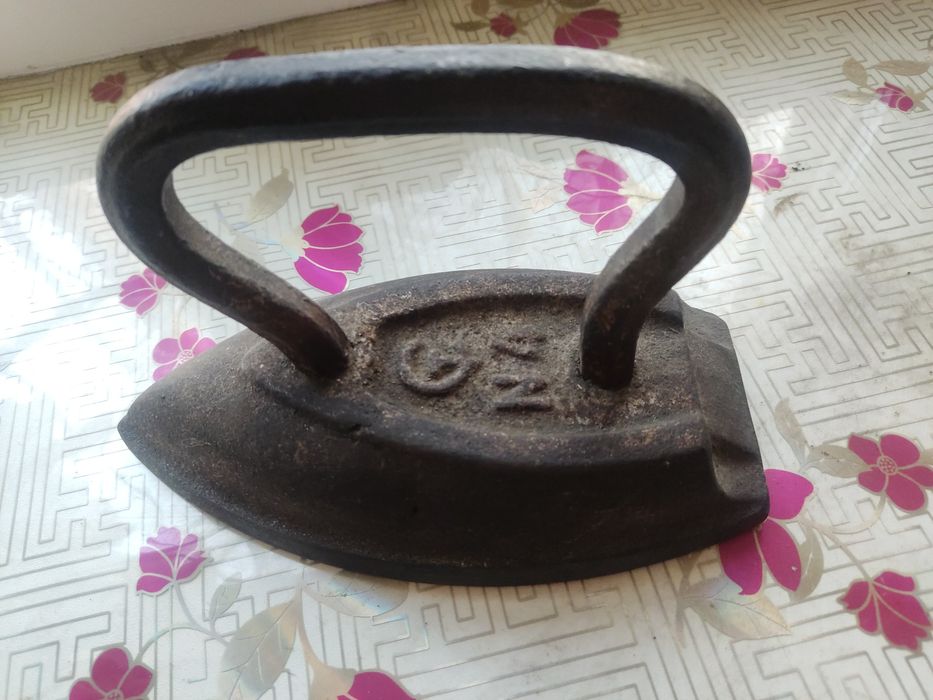 Старинный утюг раритет.