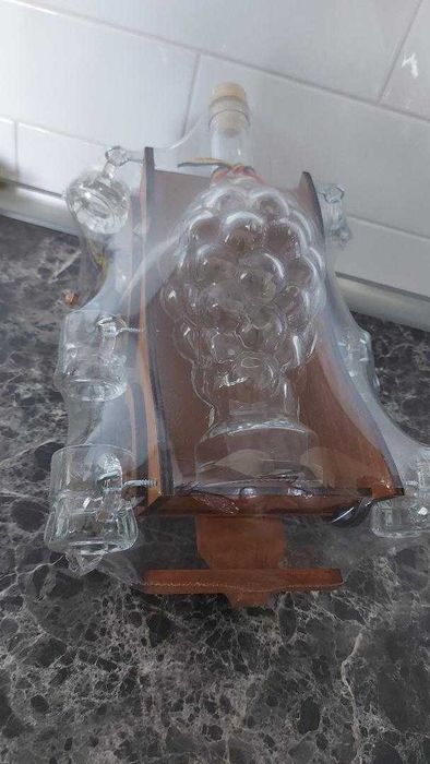 Caruta din lemn cu sticla si sase cescute de sticla