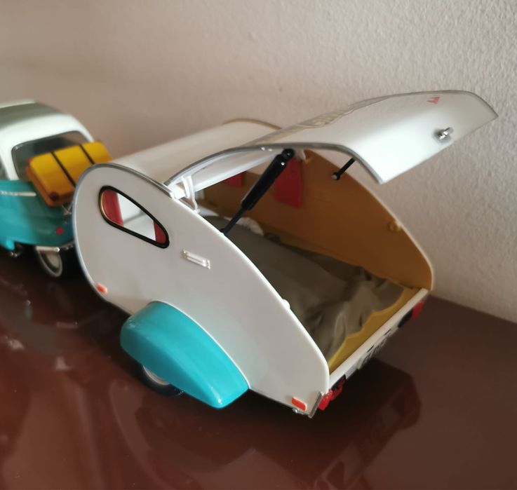 Количка 1955 BMW Isetta 250 и кемпер от Revell 1:18 рядко зелено издан