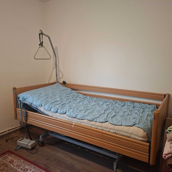 Vând pat medical electric cu telecomandă